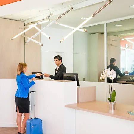 Adagio Access Paris Gare 3* מאסי