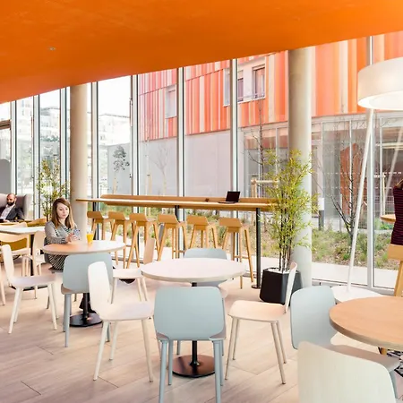 Adagio Access Paris Gare 3* מאסי
